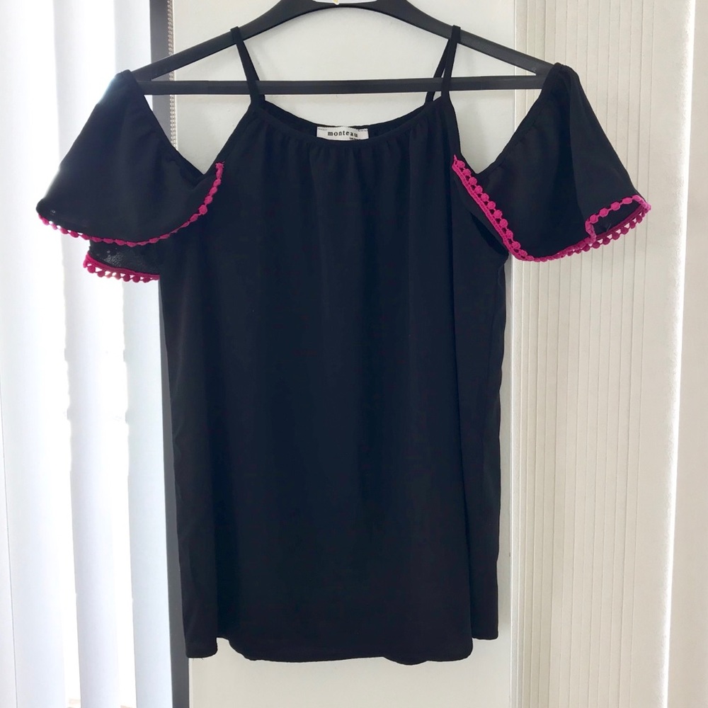 ❤️ 6/20 Black Cold Shoulder Top